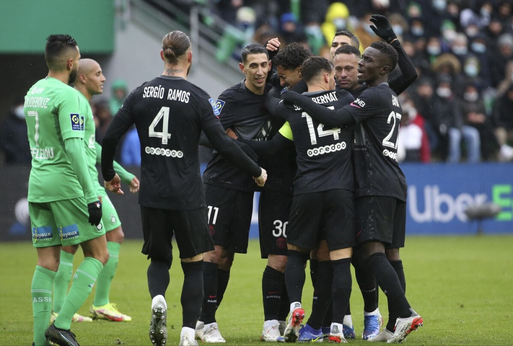  梅西帽子戏法助巴黎逆转取胜，领跑积分榜  