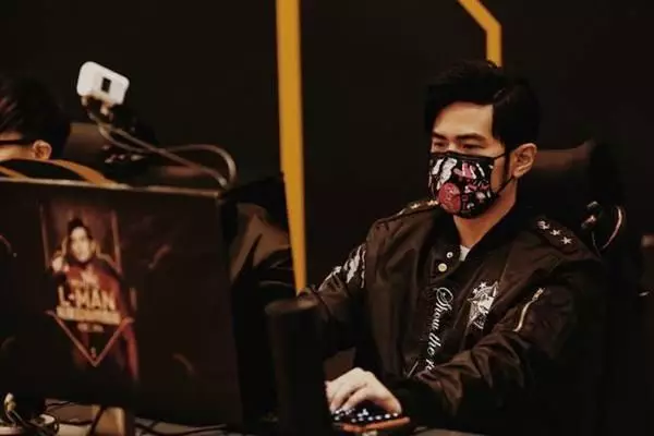  电竞明星选手退役转型 跨界发展开启人生新篇章