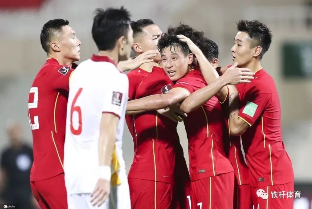  更衣室团结如一人，团队精神铸就钢铁之师