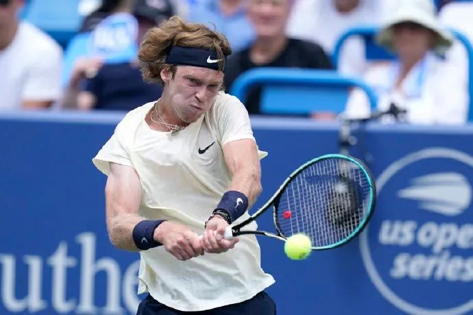  贝雷蒂尼发球上网，鹿特丹站打破冠军荒